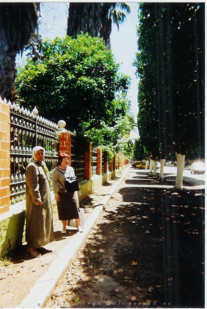 VOYAGE DU 22 29 04 2006 800 Perregaux Av de Verdun devant le jardin.jpg